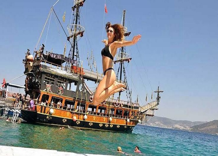Marmaris: Medusa Korsan Tekne Turu: Barbekü Öğle Yemeği ve Sınırsız Ücretsiz İçecekler - Image 3